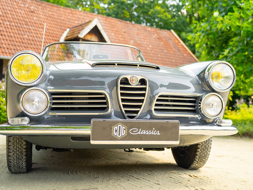 Image 28/77 of Alfa Romeo 2600 Spider (1963)