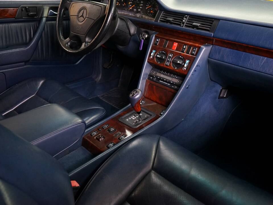 Image 18/33 of Mercedes-Benz 300 CE-24 (1993)