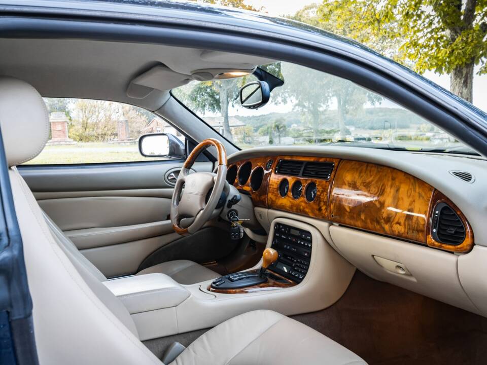 Bild 8/27 von Jaguar XKR (2001)
