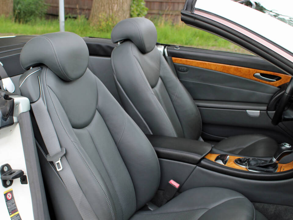 Image 18/21 of Mercedes-Benz SL 500 (2004)