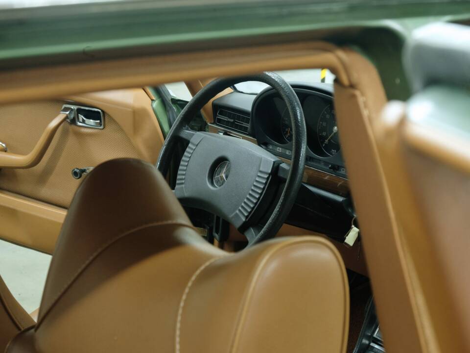 Image 31/50 de Mercedes-Benz 350 SE (1975)
