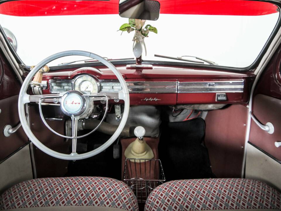 Image 7/50 of Volvo PV 444 (1953)