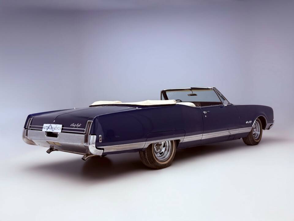 Image 8/23 of Oldsmobile Ninety-Eight (1968)