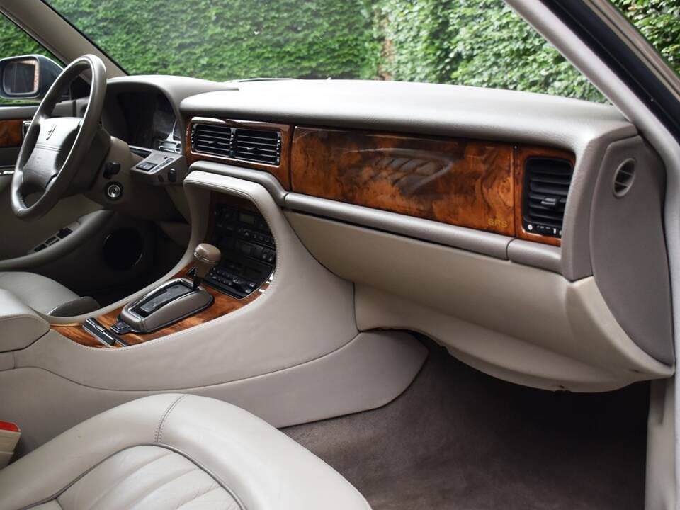 Image 30/40 of Jaguar XJ 6 4.0 Sovereign (1995)