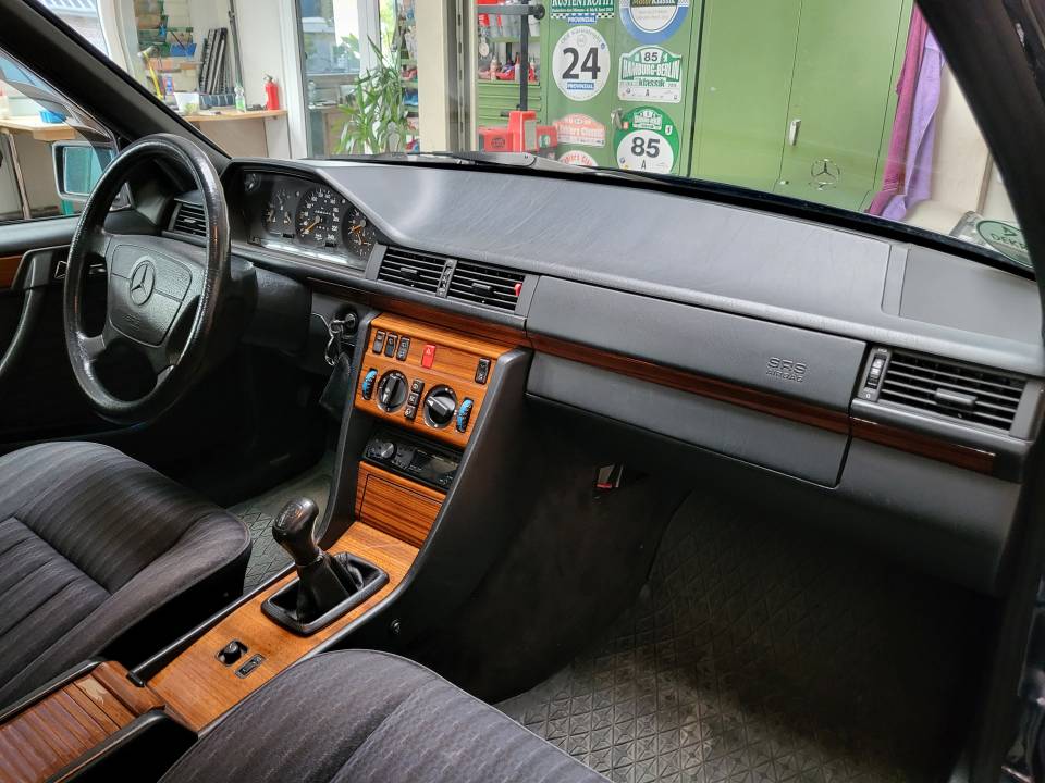 Image 24/47 of Mercedes-Benz 220 TE (1993)