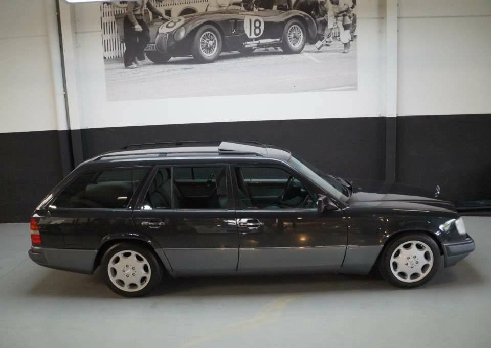 Bild 29/50 von Mercedes-Benz E 280 T (1994)