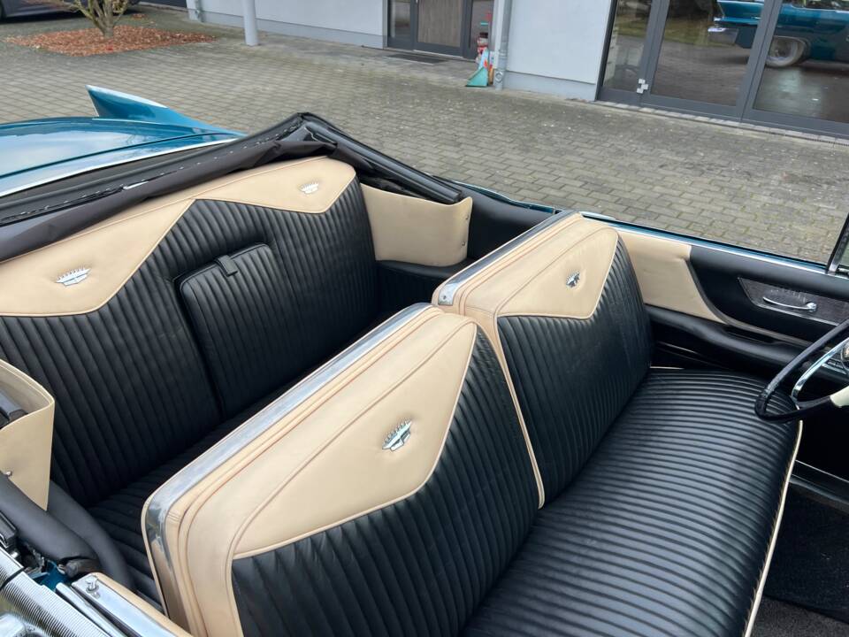Bild 13/16 von Cadillac Eldorado Biarritz (1955)