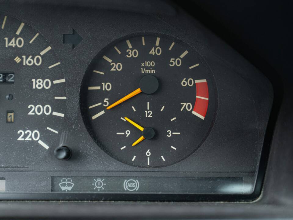 Obraz 39/48 pojazdu Mercedes-Benz 200 CE (1990)