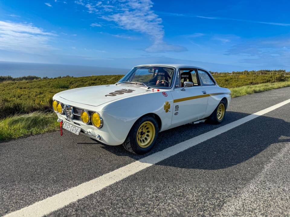 Image 15/99 of Alfa Romeo Giulia 1750 GT Am (1971)