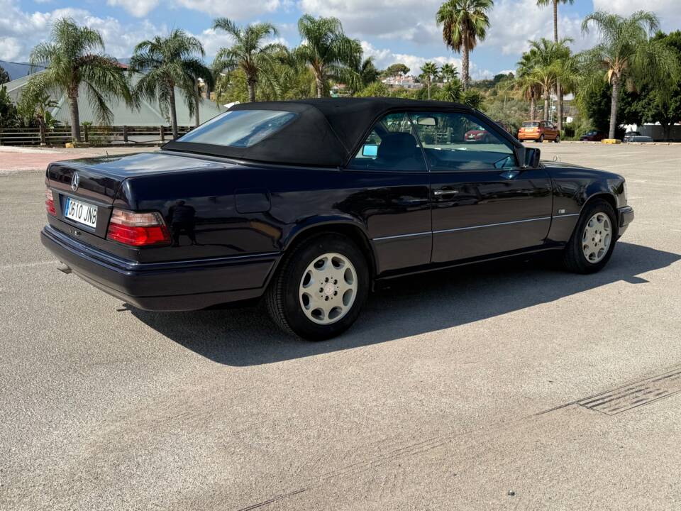 Image 13/30 of Mercedes-Benz E 200 "Final Edition" (1997)