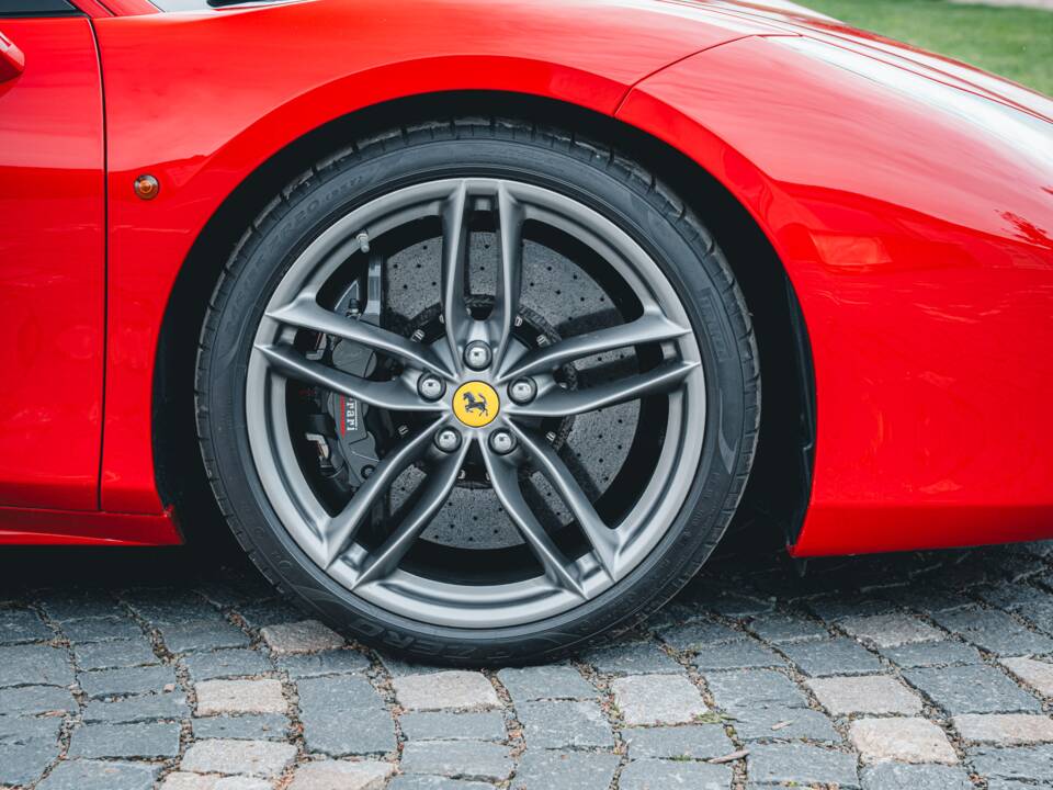 Image 16/56 of Ferrari 488 GTB (2020)