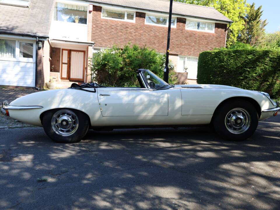 Image 2/50 de Jaguar Type E V12 (1972)
