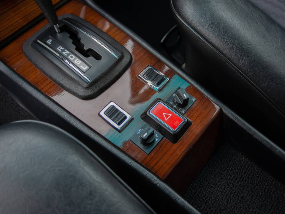 Image 17/30 de Mercedes-Benz 280 CE (1980)