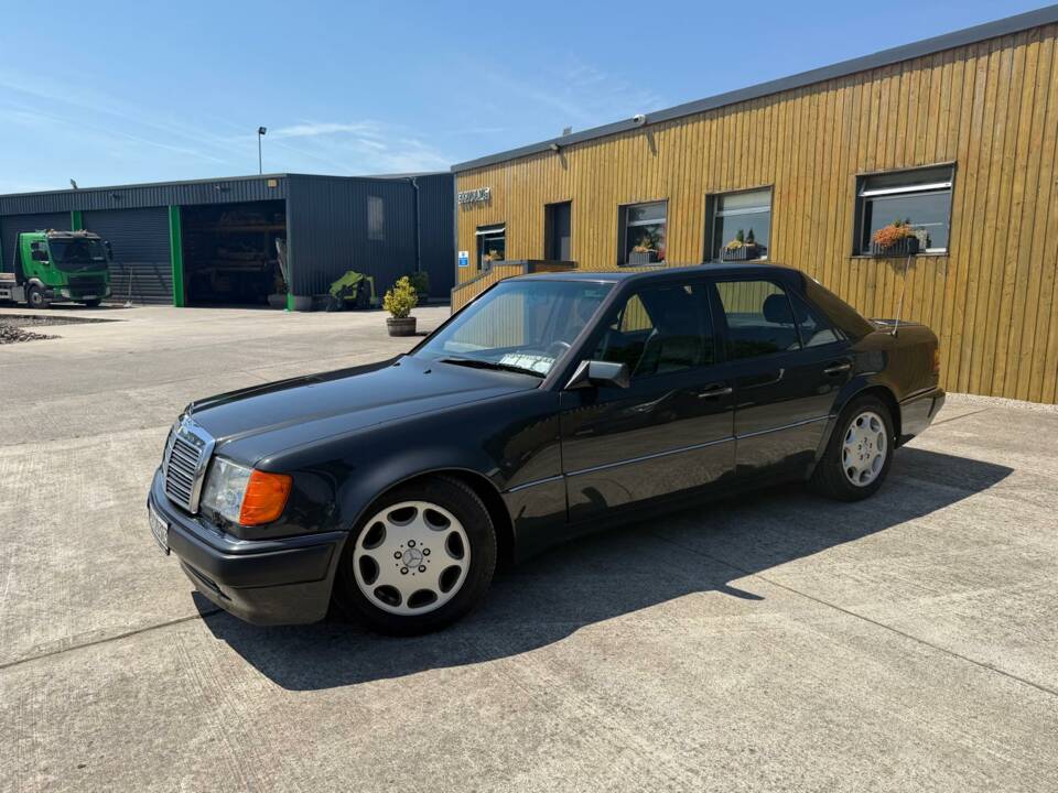 Image 16/23 of Mercedes-Benz 500 E (1992)