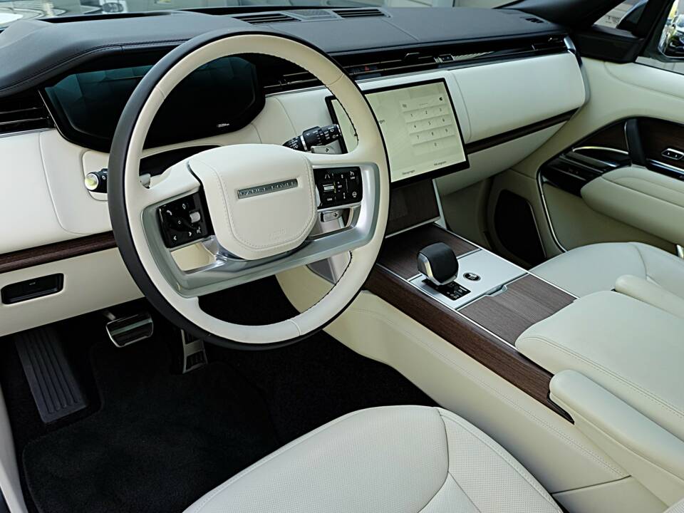 Image 35/61 of Land Rover Range Rover D350 (2025)
