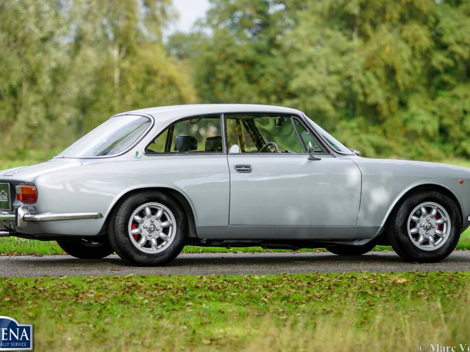 Bild 30/62 von Alfa Romeo 2000 GT Veloce (1974)