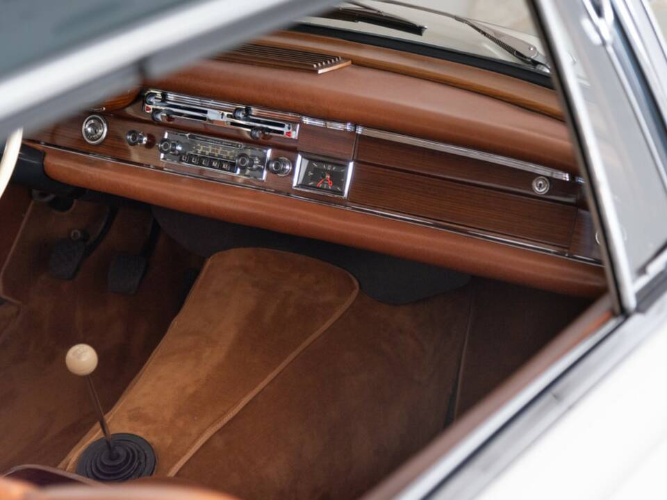 Bild 31/44 von Mercedes-Benz 220 SE b (1964)