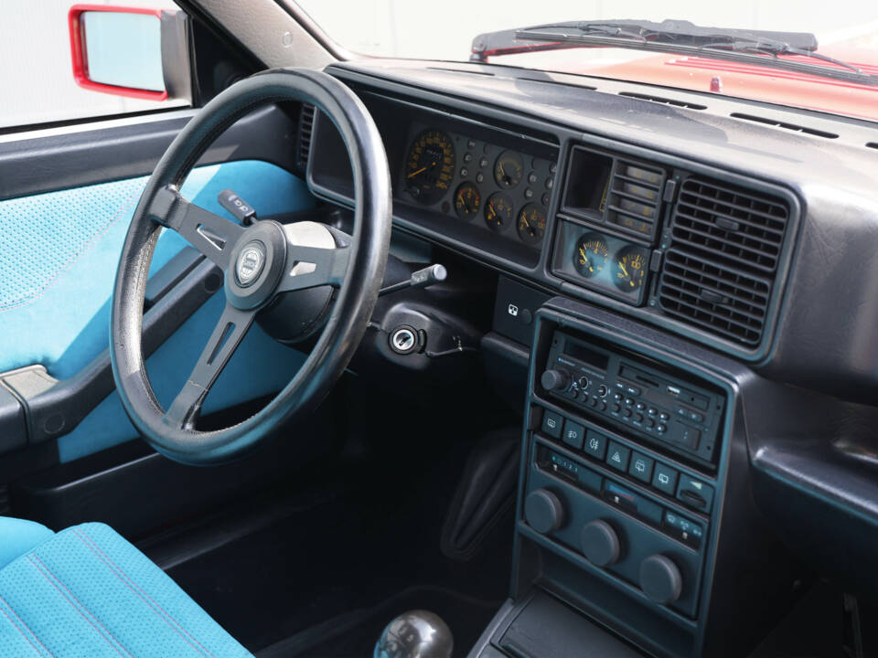 Image 28/41 of Lancia Delta HF Integrale (1989)