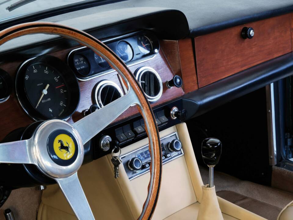 Image 23/50 of Ferrari 330 GT 2+2 (1964)