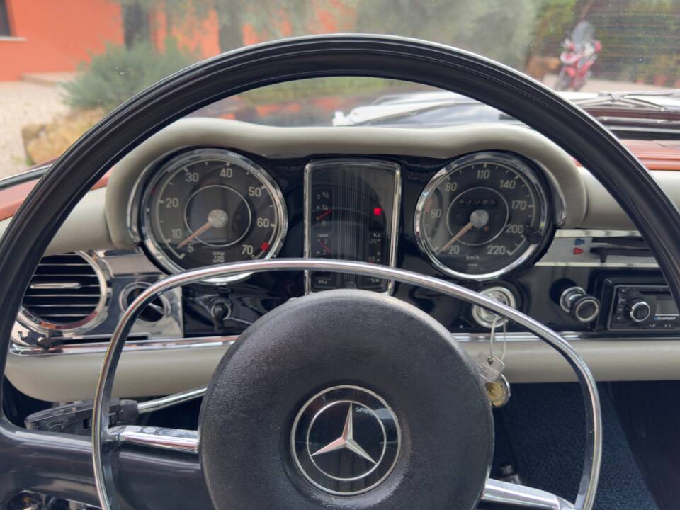Image 14/26 de Mercedes-Benz 280 SL (1968)
