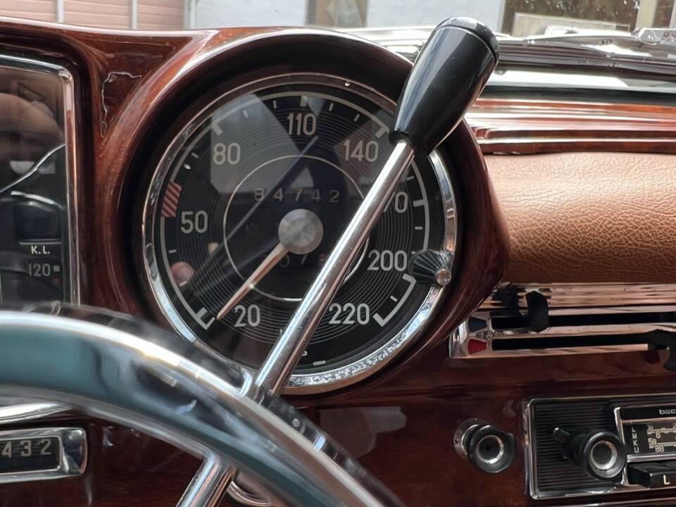Image 13/15 of Mercedes-Benz 300 SE (1965)