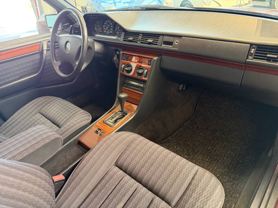 Image 9/21 of Mercedes-Benz 230 E (1992)