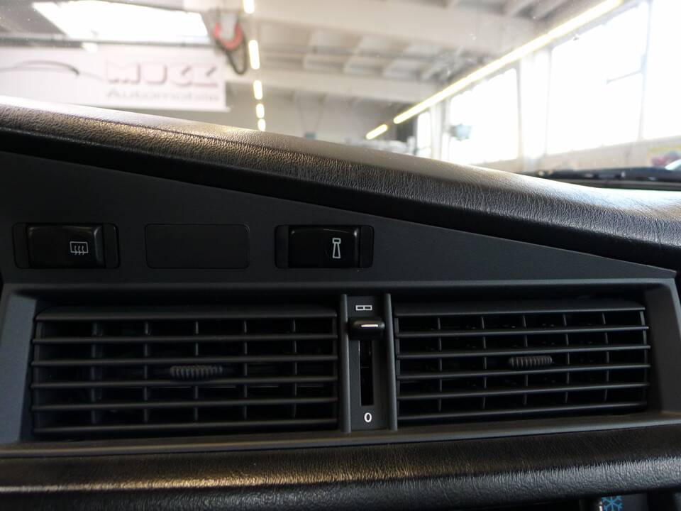 Image 48/49 of Mercedes-Benz 190 E 2.3-16 (1984)