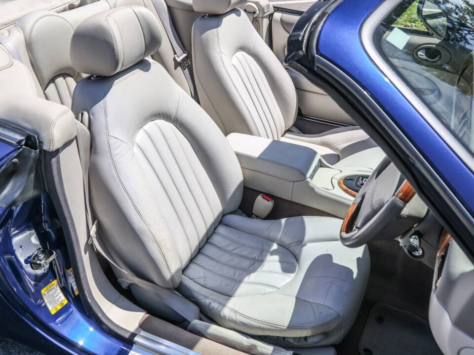 Image 11/36 of Jaguar XK8 4.0 (2001)