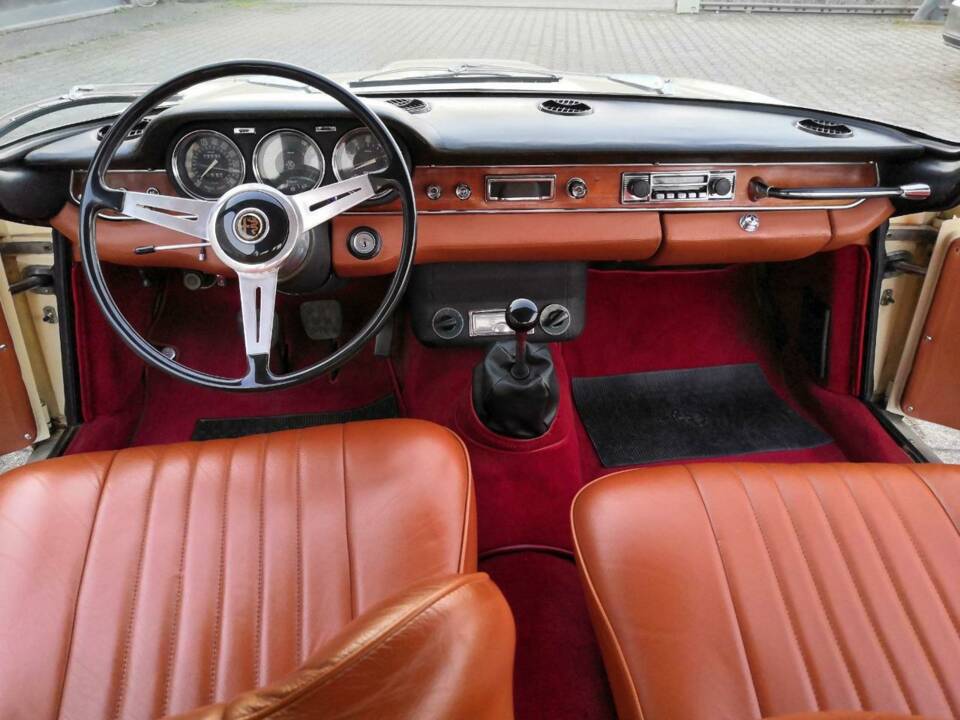 Image 5/29 of Alfa Romeo 2600 Sprint (1966)