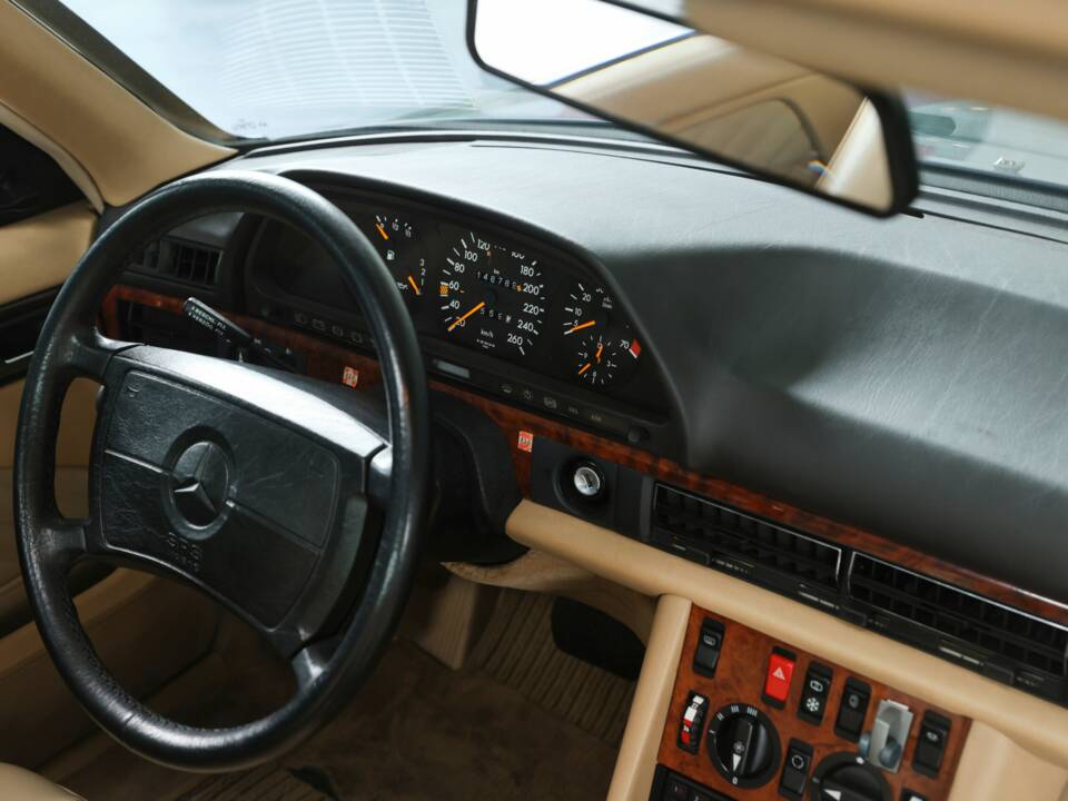 Image 18/39 of Mercedes-Benz 560 SEC (1990)