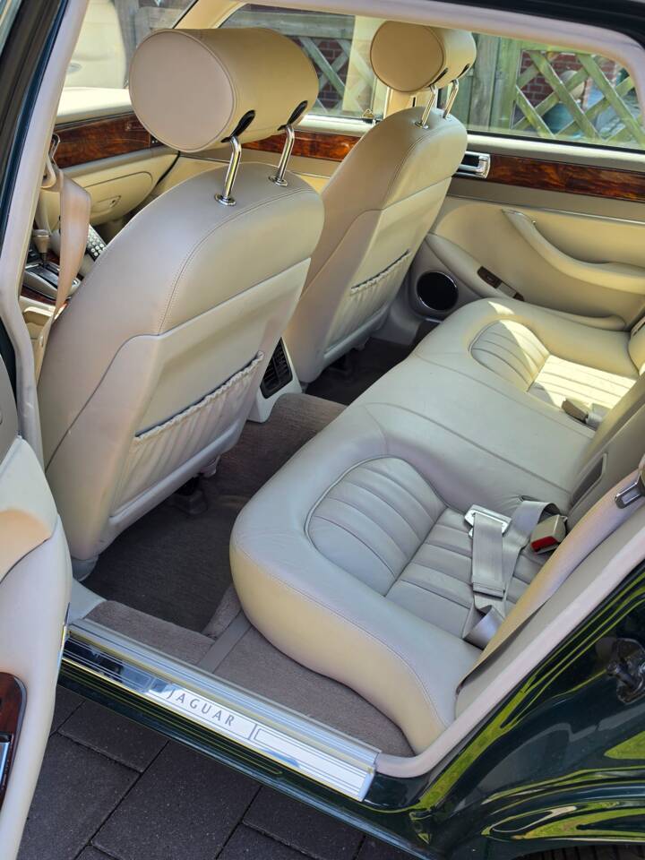 Image 24/26 of Jaguar XJ 6 4.0 Sovereign (1996)