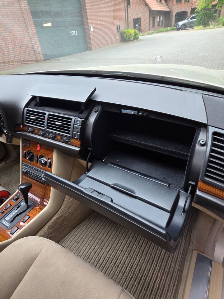 Image 40/103 de Mercedes-Benz 300 SE (1991)