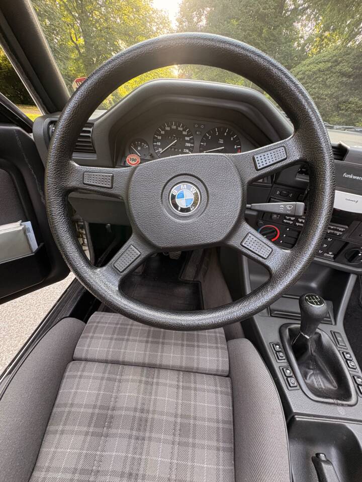 Immagine 40/75 di BMW 320i (1988)