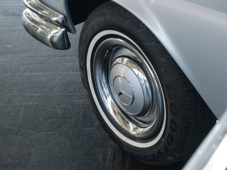 Image 46/49 of Mercedes-Benz 220 SE b (1962)