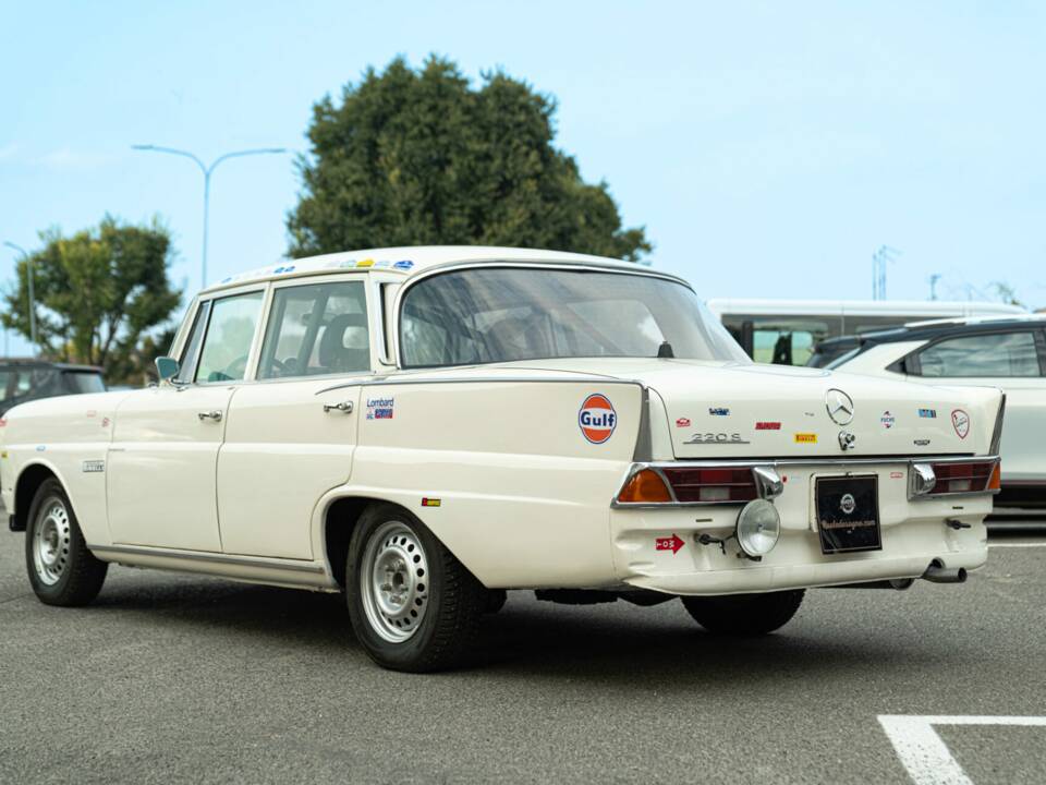 Imagen 2/50 de Mercedes-Benz 220 S b (1967)