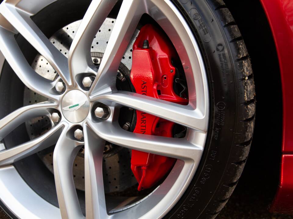 Afbeelding 32/81 van Aston Martin DB 9 Volante (2015)