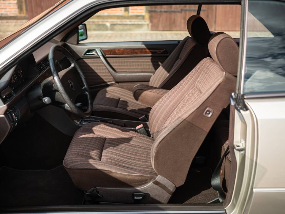 Immagine 21/73 di Mercedes-Benz 300 CE (1991)