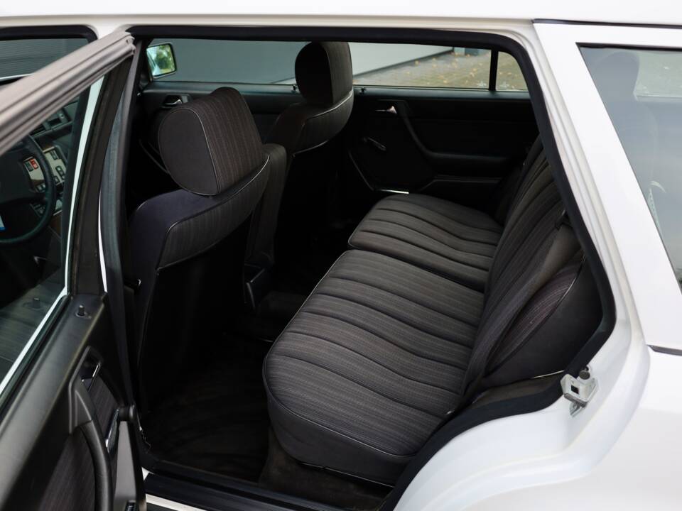 Immagine 9/18 di Mercedes-Benz 200 TE (1989)