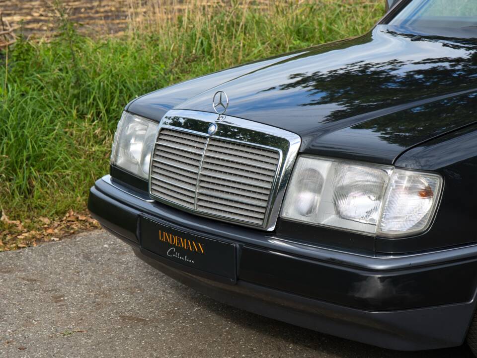 Image 6/63 of Mercedes-Benz 220 E (1993)