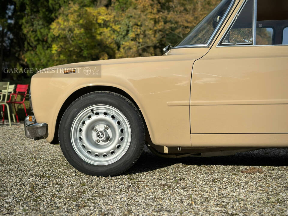 Image 10/100 de Alfa Romeo Giulia 1300 Super (1971)