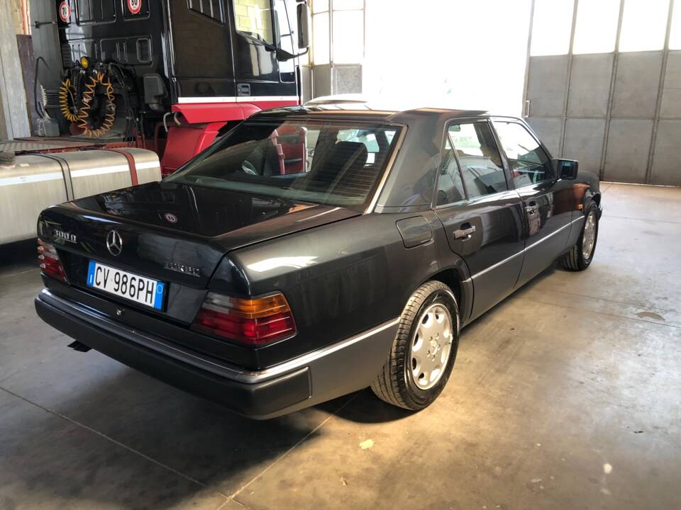 Imagen 1/8 de Mercedes-Benz 300 D Turbo (1992)