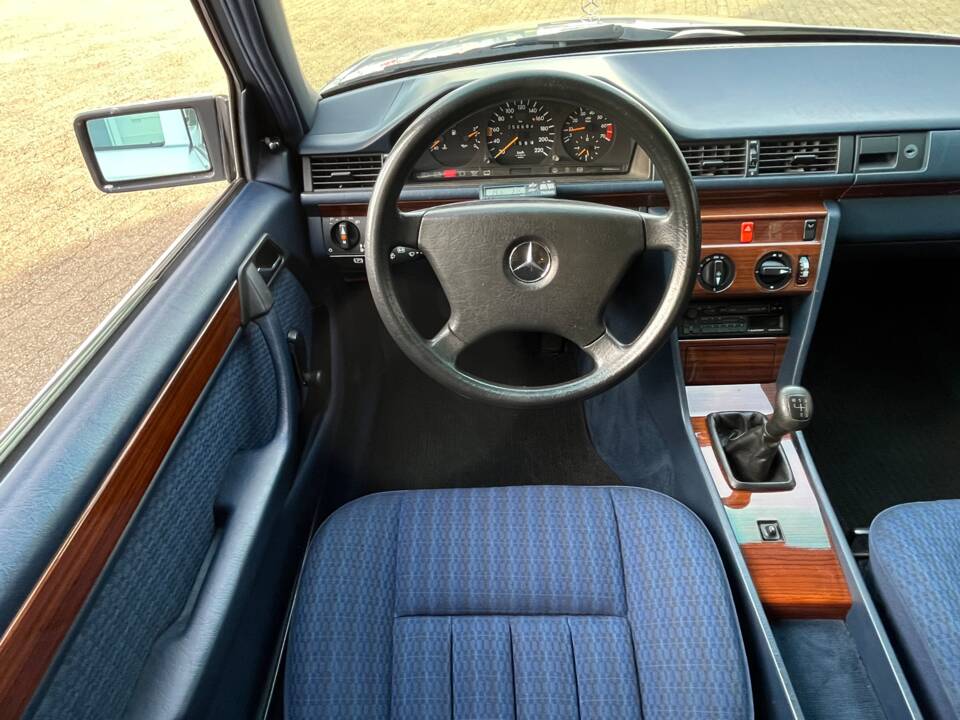 Imagen 28/48 de Mercedes-Benz 200 E (1991)