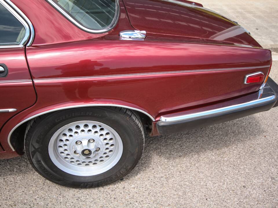 Image 43/44 of Jaguar XJ 12 (1990)