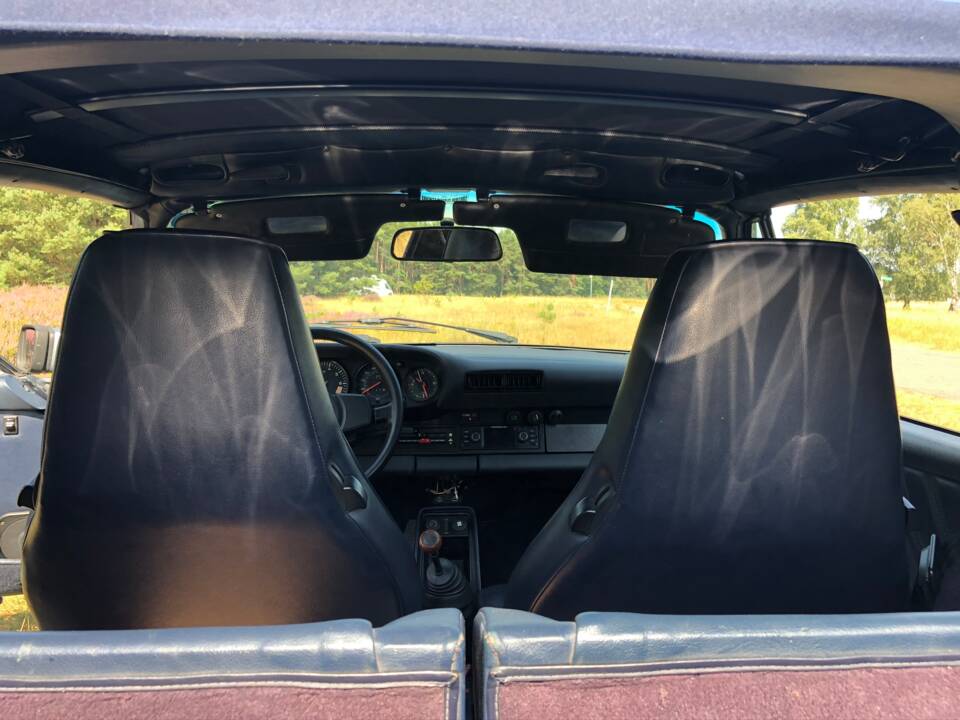 Image 18/50 of Porsche 911 Carrera 3.2 (1984)