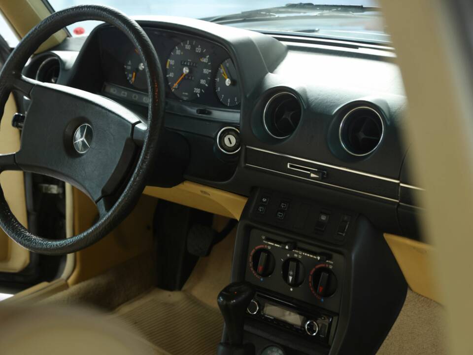 Image 21/49 of Mercedes-Benz 230 TE (1981)