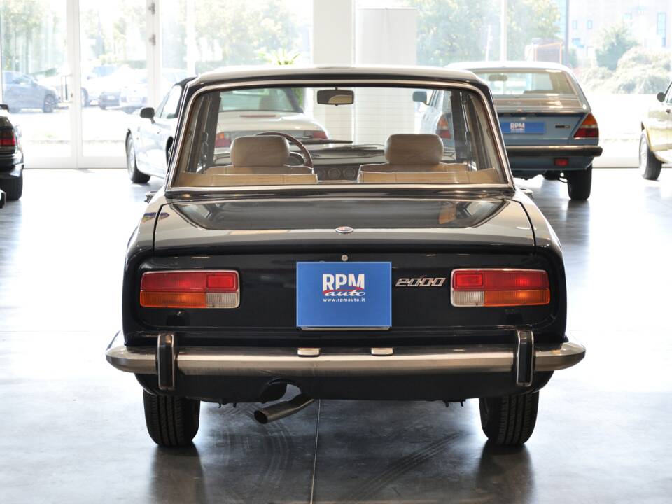 Image 6/35 of Alfa Romeo 2000 Berlina (1972)
