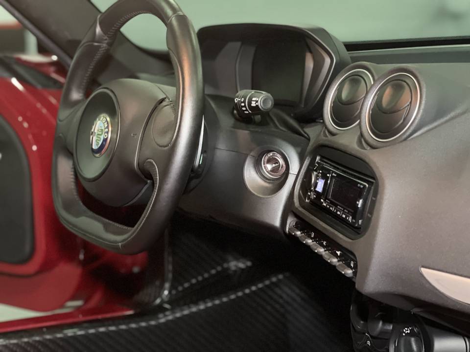 Image 43/50 of Alfa Romeo 4C (2015)