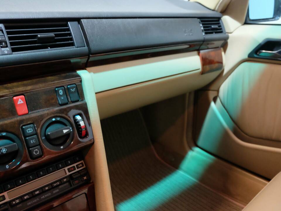 Image 8/32 de Mercedes-Benz 400 E (1991)