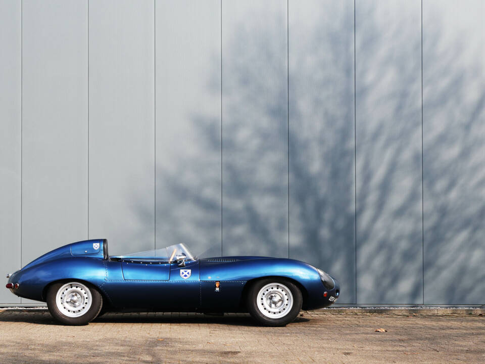 Image 3/60 of Jaguar D-Type (1967)
