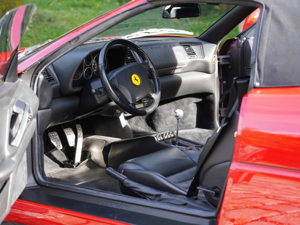 Bild 8/12 von Ferrari F 355 Spider (1997)